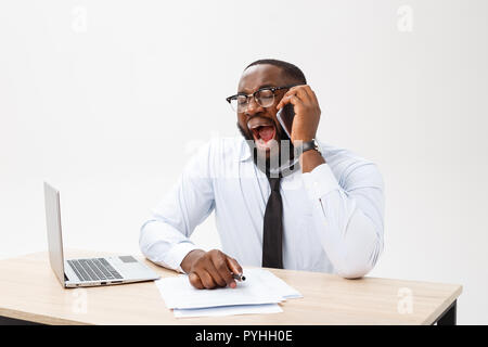Portrait der afrikanischen Mann schlafen an seinem Arbeitsplatz auf grauem Hintergrund Stockfoto