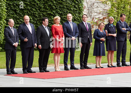 Berlin, Deutschland - Das Bundeskabinett steht auf dem roten Teppich während der Staatsbesuch des chinesischen Ministerpräsidenten im Innenhof von der Ehre der Bundeskanzlei. Stockfoto