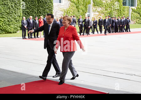 Berlin - Bundeskanzlerin Angela Merkel und der chinesische Ministerpräsident Li Keqiang Verlassen des Kanzlers Ehrenrat nach militärischen Ehren. Stockfoto