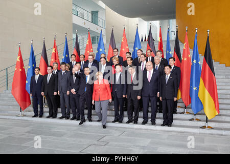 Berlin - Bundeskanzlerin Angela Merkel und der chinesische Ministerpräsident Li Keqiang zusammen mit dem deutsch-chinesischen Delegationen im Bundeskanzleramt auf der Fotosession. Stockfoto