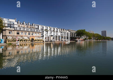 Paris, Ile-de-France, Frankreich - Am Bassin de La Villette. Alte Lagerhäuser auf dem ehemaligen Hafenbecken Haus Cafés und Restaurants. Stockfoto