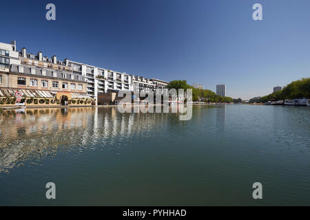 Paris, Ile-de-France, Frankreich - Am Bassin de La Villette. Alte Lagerhäuser auf dem ehemaligen Hafenbecken Haus Cafés und Restaurants. Stockfoto