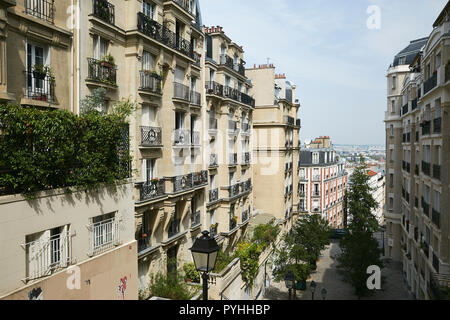 Paris, Frankreich - Häuser aus dem frühen 20. Jahrhundert am Montmartre Stockfoto