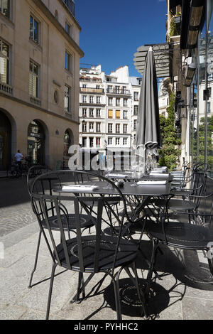 Paris, Ile-de-France, Frankreich - Tische und Stühle vor einem Restaurant in der Rue Bachaumont im 2. arrondissement. Stockfoto