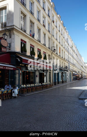 Paris, Ile-de-France, Frankreich - Blick in die Rue Mandar im 2. arrondissement von der Rue Montorguell, mit dem Cafe du Centre auf der linken Seite. Stockfoto