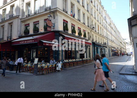 Paris, Ile-de-France, Frankreich - Blick in die Rue Mandar im 2. arrondissement von der Rue Montorguell, mit dem Cafe du Centre auf der linken Seite. Stockfoto