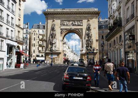 Paris, Ile-de-France, Frankreich - Blick von der Rue Saint-Denis im 10. Arrondissement auf das Denkmal Porte Saint-Denis, ein Denkmal in der Form eines Triumphbogens. Stockfoto