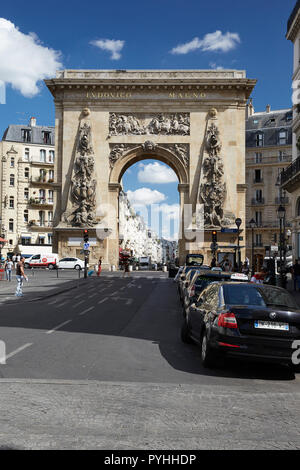 Paris, Ile-de-France, Frankreich - Blick von der Rue Saint-Denis im 10. Arrondissement auf das Denkmal Porte Saint-Denis, ein Denkmal in der Form eines Triumphbogens. Stockfoto