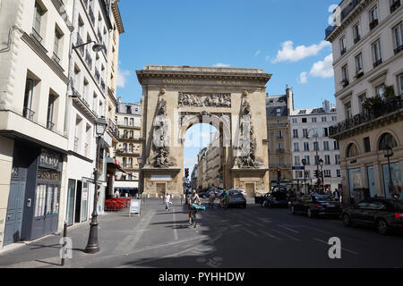 Paris, Ile-de-France, Frankreich - Blick von der Rue Saint-Denis im 10. Arrondissement auf das Denkmal Porte Saint-Denis, ein Denkmal in der Form eines Triumphbogens. Stockfoto