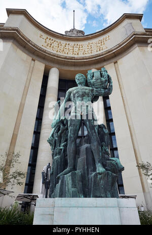 Paris, Ile-de-France, Frankreich - Bronze Statue vor dem östlichen Teil des Palais de Chaillot. Stockfoto