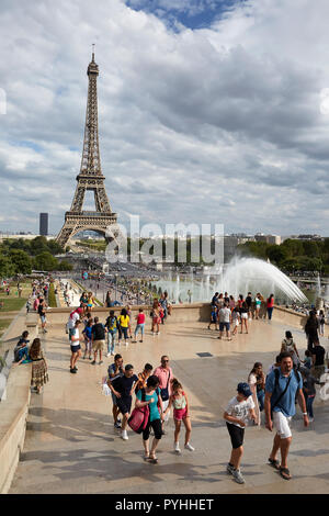 Paris, Ile-de-France, Frankreich - Blick von den Terrassen der Jardins du Trocadéro zum Eiffelturm. Stockfoto