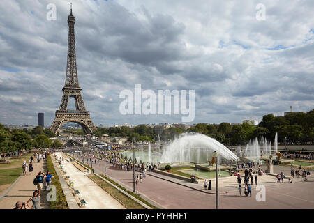 Paris, Ile-de-France, Frankreich - Blick von den Terrassen der Jardins du Trocadéro zum Eiffelturm. Stockfoto