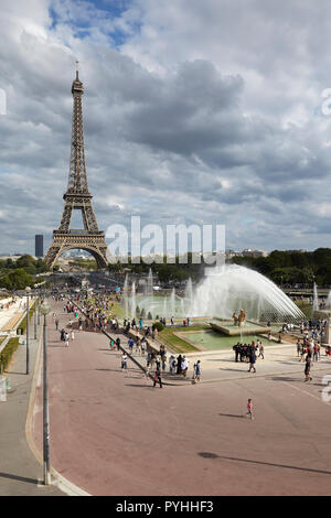 Paris, Ile-de-France, Frankreich - Blick von den Terrassen der Jardins du Trocadéro zum Eiffelturm. Stockfoto