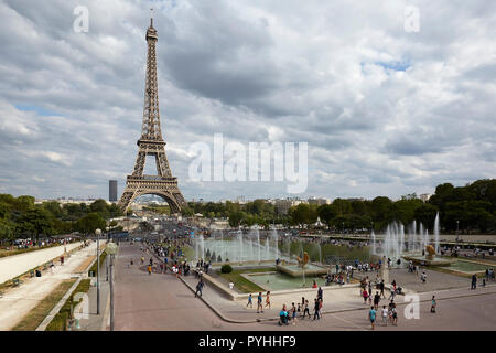 Paris, Ile-de-France, Frankreich - Blick von den Terrassen der Jardins du Trocadéro zum Eiffelturm. Stockfoto