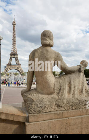 Paris, Ile-de-France, Frankreich - Blick von der Treppe des Jardins du Trocadéro zum Eiffelturm. Stockfoto