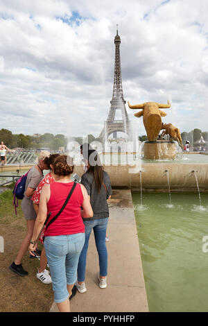 Paris, Ile-de-France, Frankreich - eine Gruppe von weiblichen Touristen an der Jardins du Trocadéro betrachten die Bilder gerade auf die Telefone vor der wichtigsten Sehenswürdigkeiten der französischen Hauptstadt. Stockfoto