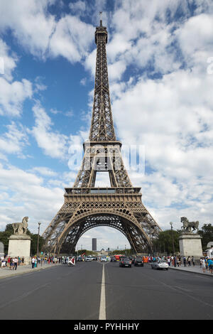 Paris, Ile-de-France, Frankreich - Blick von der Brücke Pont d'Iéna Eiffelturm - das Wahrzeichen der französischen Hauptstadt. Stockfoto