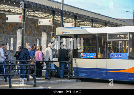 ABERDARE, WALES - Oktober 2018: die Menschen in der Warteschlange auf einen Bus in der Busbahnhof in Aberdare Stadtmitte zu erhalten. Stockfoto