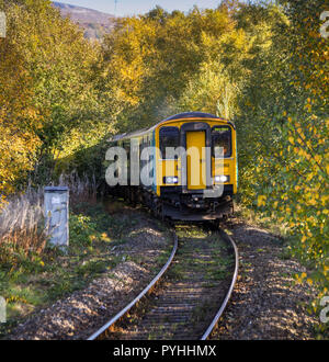 ABERDARE, WALES - Oktober 2018: Der Drucker 'diesel S-Bahn nähert sich der Bahnhof in Aberdare. Die Linie ist derzeit Single Track. Stockfoto