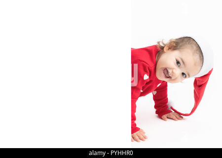 Portrait von glücklichen kleinen Mädchen in Santa Hut auf weißem Hintergrund. Stockfoto