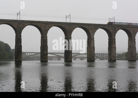 Die drei Brücken in Berwick-upon-Tweed, in Nebel Stockfoto