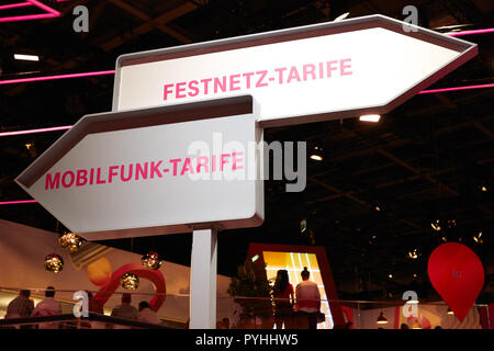 Berlin, Deutschland - Zwei Hinweisschilder in der Telekom Stand auf der IFA 2018 mit Informationen zur mobilen und festen Preisen. Stockfoto