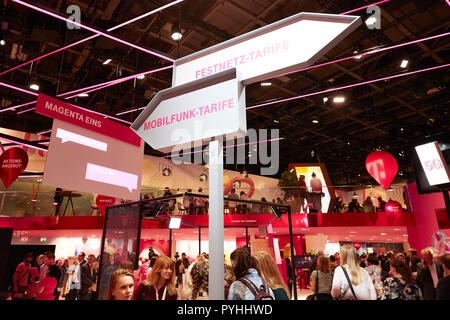 Berlin, Deutschland - Zwei Hinweisschilder in der Telekom Stand auf der IFA 2018 mit Informationen zur mobilen und festen Preisen. Stockfoto