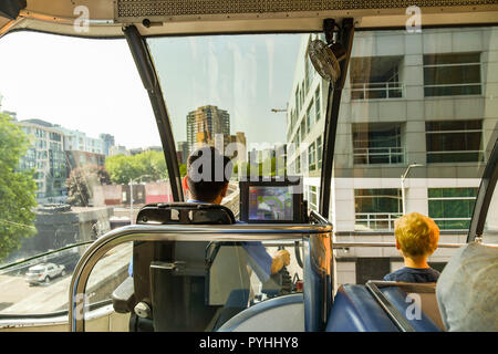 SEATTLE, Washington State, USA - JUNI 2018: Treiber funktioniert die Bedienelemente der Monorail Bahn, die von der Seattle Center in die Innenstadt läuft Stockfoto