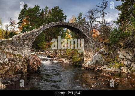 Der Fluss fließt unter der packesel Dulnain Bridge in Carrbridge in der Nähe von Aviemore, Schottland. 20. Oktober 2018 Stockfoto