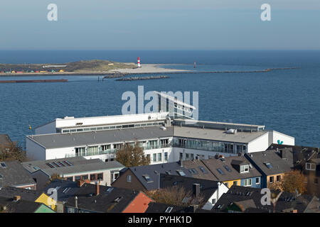 Unterland (untere Land) mit Hotel Atoll Helgoland, im Hintergrund der Duene, Helgoland, Schleswig-Holstein, Deutschland Stockfoto