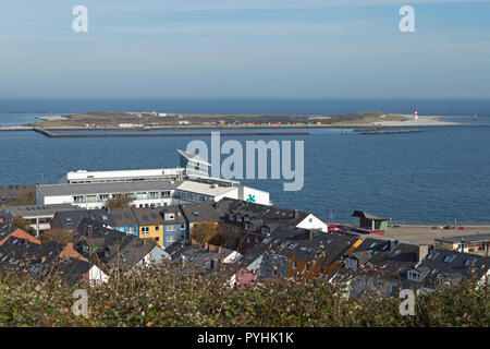 Unterland (untere Land) mit Hotel Atoll Helgoland, im Hintergrund der Duene, Helgoland, Schleswig-Holstein, Deutschland Stockfoto