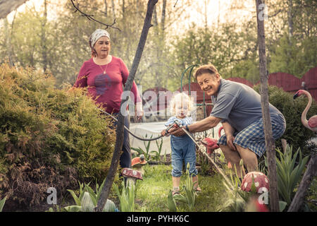 Glücklich Gärtner Großeltern Enkel gemeinsam Gärtnern grandparenting Konzept Stockfoto