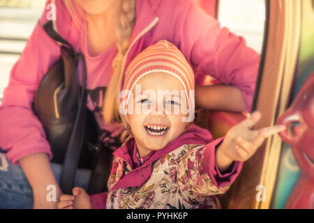 Happy schönes Kind mädchen lächeln Konzept glückliche Kindheit einladend in rosa Farben Stockfoto