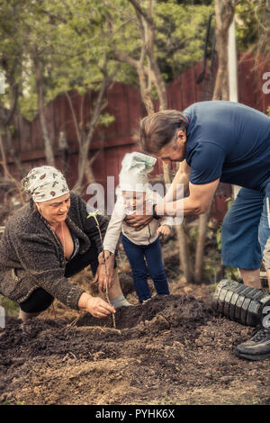 Glücklich Gärtner Großeltern Enkel gemeinsam Pflanzen Baum grandparenting Speichern Bäume Umweltschutz Konzept Stockfoto