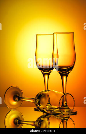 Drei leere Champagner Gläser mit farbigem Hintergrund mit Reflexion. Werbung Bild Kunst getönt Stockfoto