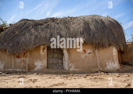 Traditionelle wüste Dorf Schlamm Haus in der Wüste Thar Region von Rajasthan, Indien Stockfoto