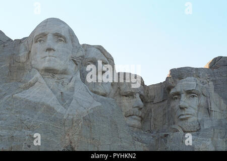 Der Mount Rushmore National Monument bei Sonnenuntergang. Stockfoto