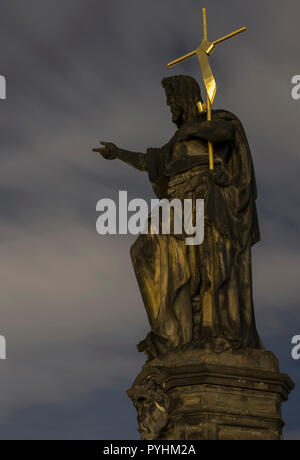 Statue von St. Johannes der Täufer auf der Karlsbrücke, Prag, Tschechische Republik, Europa Stockfoto