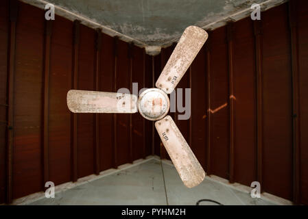 Rostige alte Ventilator an der Decke Stockfoto