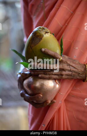 Indische Frau, die Hinduistische Hochzeit Ritual mit Angeboten Stockfoto