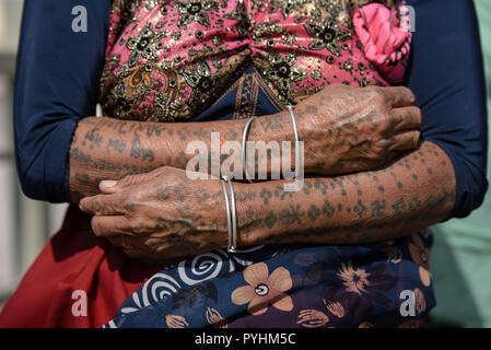 Traditionelle Tätowierungen auf den Händen eines Rabari Frau in Dwarka, Gujarat, Indien. Stockfoto