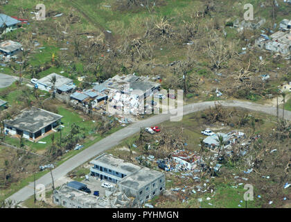 TINIAN (Okt. 2010) 28, 2018) - Combat Aircrew Zwei von Patrol Squadron (VP) 47 Patrouillen der Nördlichen Marianen die Durchführung humanitärer Hilfe und Katastrophenhilfe in Reaktion auf die Folgen des Taifuns Yutu. Die "Goldene Schwertkämpfer" sind derzeit an Kadena Air Force Base in Okinawa, Japan Durchführung maritime Patrol und Aufklärung und Theater outreach Operationen innerhalb der USA 7 Flotte bereitgestellt (C7F) Bereich für Maßnahmen zur Erhöhung der Commander, Task Force 72, C7F, und US Pacific Command Indo-Asia Ziele im gesamten pazifischen Raum. (U.S. Marine Foto von Mass Communication Specialist 1 C Stockfoto