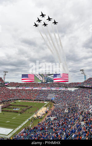 181027-N-UK 306-1054 JACKSONVILLE, Fla. (Okt. 2010) 27, 2018) der US-Navy Flight Demonstration Squadron, die Blue Angels, führen Sie eine Überführung nach dem Spielen der Nationalhymne während der Georgia gegen Florida College Football Spiel bei tiaa Bank Stadium in Jacksonville. Der Blaue Engel sind geplant mehr als 60 Demonstrationen an mehr als 30 Standorten in den USA und Kanada im Jahr 2018 durchzuführen. (U.S. Marine Foto von Mass Communication Specialist 2. Klasse Timothy Schumaker/Freigegeben) Stockfoto