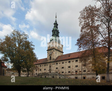 Barocken Getreidespeicher mit einem Clock Tower im Kloster Plasy Plasy (Klášter) von tschechischen Architekten mit italienischen Wurzeln Jan Santini Aichel (Giovanni Biagio Santini) in Plasy in Westböhmen, Tschechien. Stockfoto