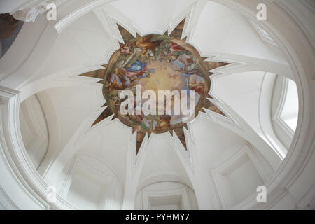 Saint Bernard Kapelle im Kloster Das Kloster Plasy Plasy (Klášter) in Westböhmen, Tschechische Republik. Die Kapelle von tschechischen Architekten mit italienischen Wurzeln Jan Santini Aichel (Giovanni Biagio Santini) im Jahr 1724 in der Kombination von barocken und gotischen Stil, barocke gotischen Stil gebaut, bekannt wurde. Deckengemälde von österreichischen Maler Jakub Antonín Rosa (Jakob Anton Rosa) ist auf dem Bild zu sehen. Stockfoto