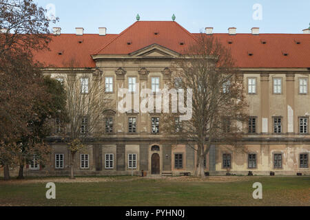 Südfassade des Klosters Das Kloster Plasy Plasy (Klášter) von tschechischen Architekten mit italienischen Wurzeln Jan Santini Aichel (Giovanni Biagio Santini) in Plasy in Westböhmen, Tschechien. Stockfoto