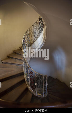 Oval Wendeltreppe im Kloster Das Kloster Plasy Plasy (Klášter) in Westböhmen, Tschechische Republik. Die Kapelle von tschechischen Architekten mit italienischen Wurzeln Jan Santini Aichel (Giovanni Biagio Santini) im Jahr 1724 in der Kombination von barocken und gotischen Stil, barocke gotischen Stil gebaut, bekannt wurde. Stockfoto