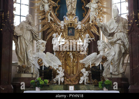 Hauptaltar der Mariä Himmelfahrt-Kirche (Kostel Nanebevzetí Panny Marie) des Klosters Kladruby (Klášter Kladruby) in Kladruby bei Tachov in Westböhmen, Tschechische Republik. Die Klosterkirche, die vom tschechischen Architekten mit italienischen Ursprüngen Jan Santini Aichel (Giovanni Biagio Santini) entworfen wurde, wurde von 1712 bis 1721 in der Kombination von Barock und Gotik, bekannt als barocker Gotik, erbaut. Barocke Statuen wurden in der Prager Werkstatt von Matthias Bernhard Braun (Matyáš Bernard Braun) hergestellt. Stockfoto