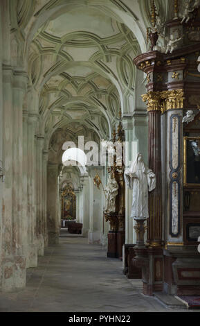 Innenraum der nördlichen Langhaus der Kirche Himmelfahrt (Kostel Nanebevzetí Panny Marie) des Kloster Kladruby Kladruby (Klášter) in Kladruby in der Nähe von Tachov in Westböhmen, Tschechische Republik. Die Klosterkirche von tschechischen Architekten mit italienischen Wurzeln Jan Santini Aichel (Giovanni Biagio Santini) von 1712 bis 1721 in der Kombination von barocken und gotischen Stil, barocke gotischen Stil gebaut, bekannt wurde. Stockfoto