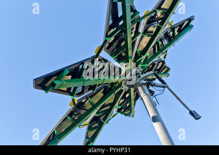 Solar Array, gekennzeichnet als 'Solar Photovoltaik Flair', Messen 17 ft. im Durchmesser, einem Gewicht von ca. 1200 kg Elektrofahrzeug Ladestation. Stockfoto